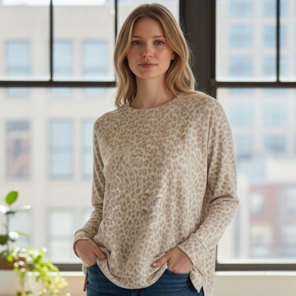 💥Tahari Leopard Print Crewneck Sweater